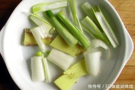 炸酥肉时，有人用淀粉有人用面粉，大厨教我正确做法，香酥不回软！