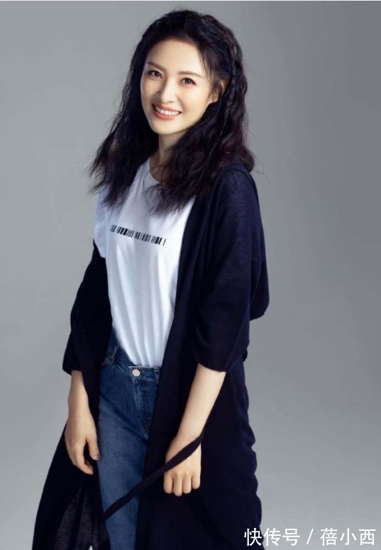 连衣裙|周涛终于高调一回,穿红色连衣裙配金色高跟鞋,身材比例真不错