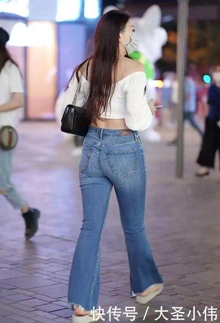 美女街拍可别小看了“喇叭裤”,“大胯肩宽”就要这么穿,才更有女人味