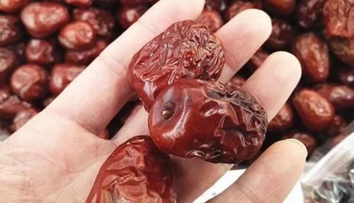 红枣|黄芪配此物，每天泡水喝，养生效果翻倍，或能发挥黄芪全部功效