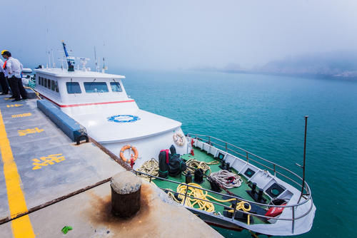 舟山有座花鸟岛，海水湛蓝被称“东方圣托里尼”，消费堪比出境游