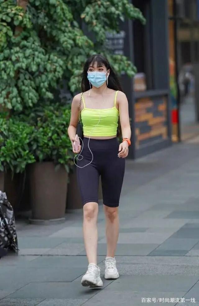 底裤|打底裤“过时”了,如今流行“五分裤”,女孩们早已按耐不住了!