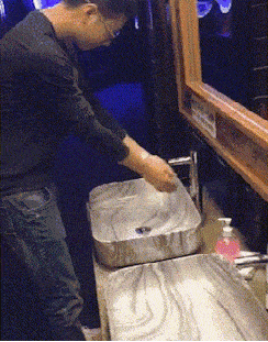 |搞笑GIF段子:美女,开拖拉机这都不是事,档位一挂手刹一松麻利麻利的走