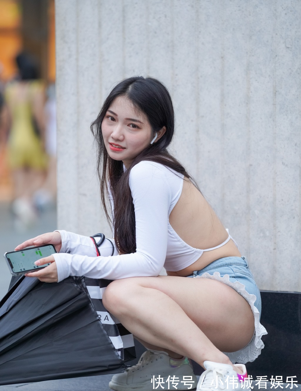 时髦|初秋时髦穿搭,“露背衣”配短裤,既“有心机”又舒适!