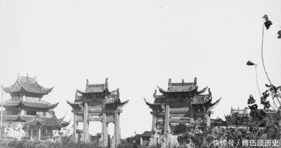 服装|晚清老照片:男人展示辫大辫子,女子展示肥大的服装和小脚