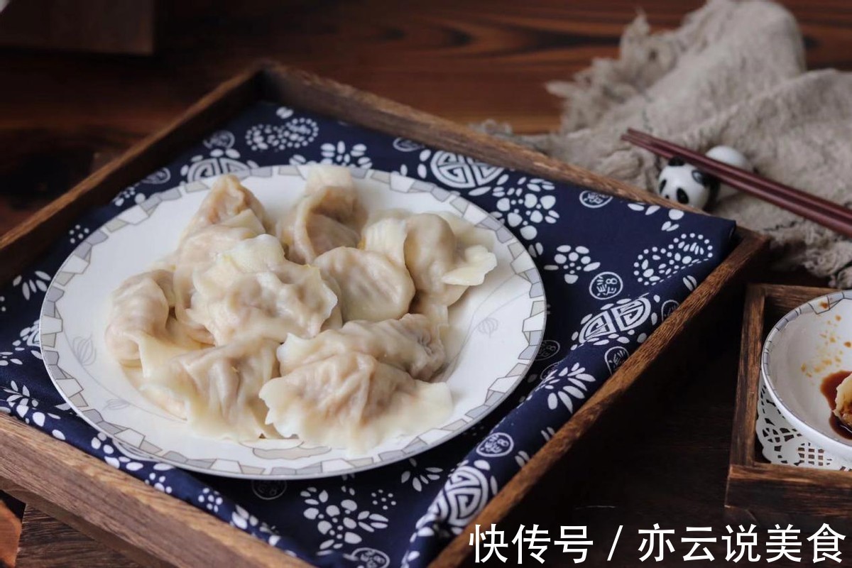 油渣新吃法,搭配酸菜调成馅儿,做成更有风味的饺子