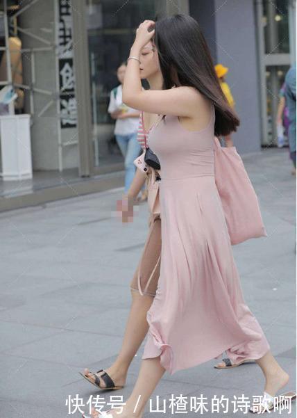 拖鞋|粉色连衣裙搭配白色拖鞋,楚楚动人,优美有气质