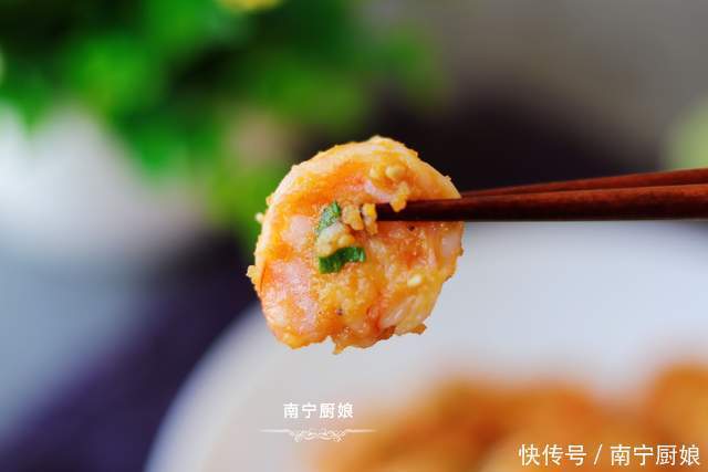 教你没吃过的虾仁新做法,一周吃7次都不腻,一次做一大盘不够吃