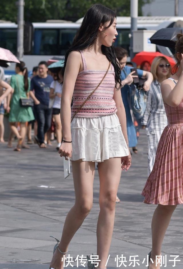 搭配|明亮耀眼的连衣裙蕴含着浓浓的时尚感,时尚女生都喜欢,大气自然
