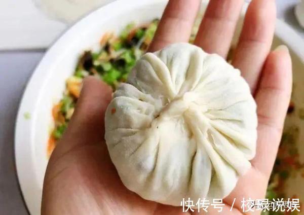 酥脆焦黄的黄金元宝馅饼，美味的早餐美食，一碗胡辣汤，人间美味