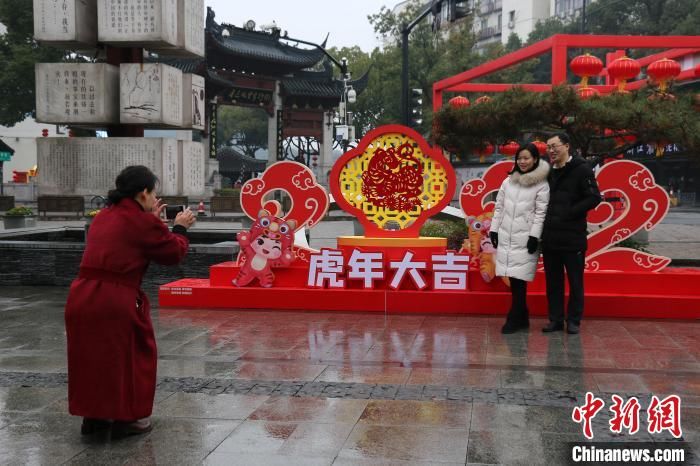 绍兴|访浙江绍兴鲁迅故里：大年初一年味浓 民众细雨中祈福