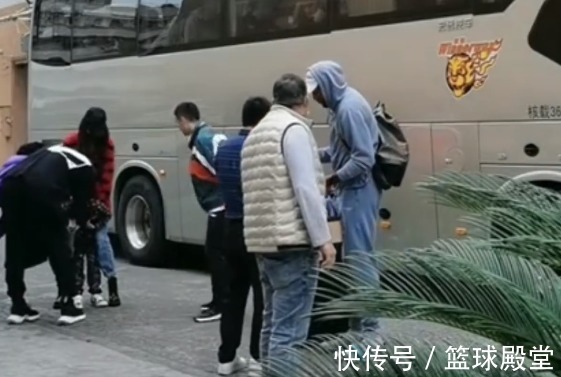 九九|看哭了!出征前九九抱紧周鹏,周鹏多次回首,威姆斯赵睿暖心安慰
