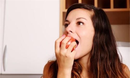 过度肥胖|致减肥人士:吃晚餐时记住“4句话”,体重或能慢慢往下降