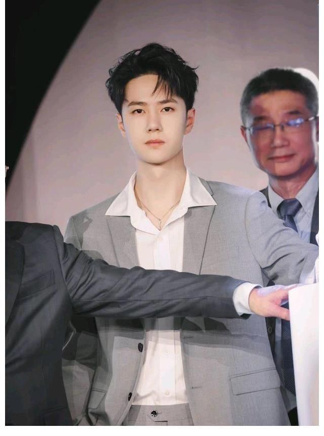 王一博品牌見(jiàn)面會(huì)太搞笑，主持人接梗不斷，結(jié)束還不忘叮囑粉絲