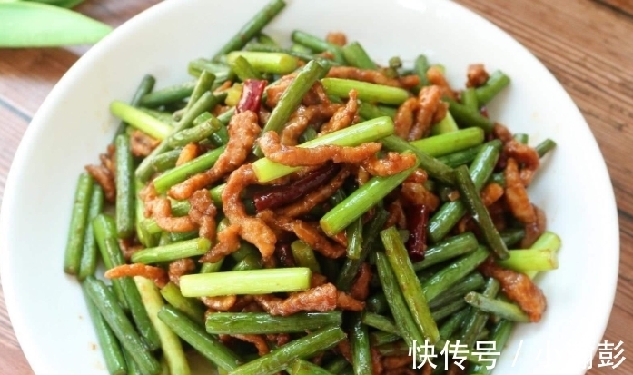 焯水|炒蒜苔时,直接炒是大错特错!多加1步,蒜苔香嫩入味