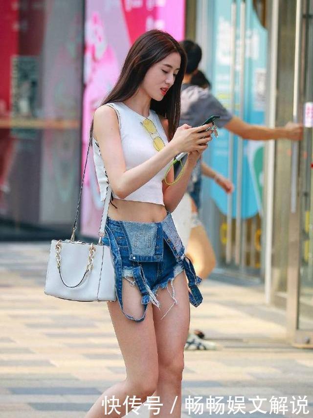 背带裤还能这么穿小姐姐这穿搭太任性,恰到好处的露出小蛮腰