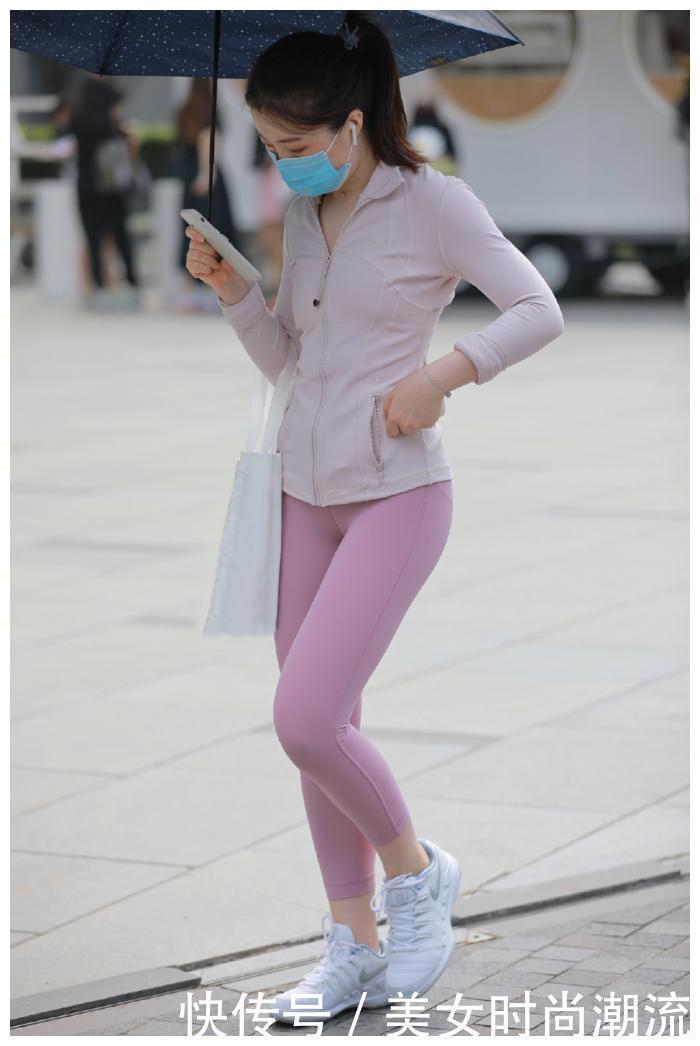 粉色的运动裤 裤子属于富有弹性的款式 体验到舒适自在的感觉 今日热点