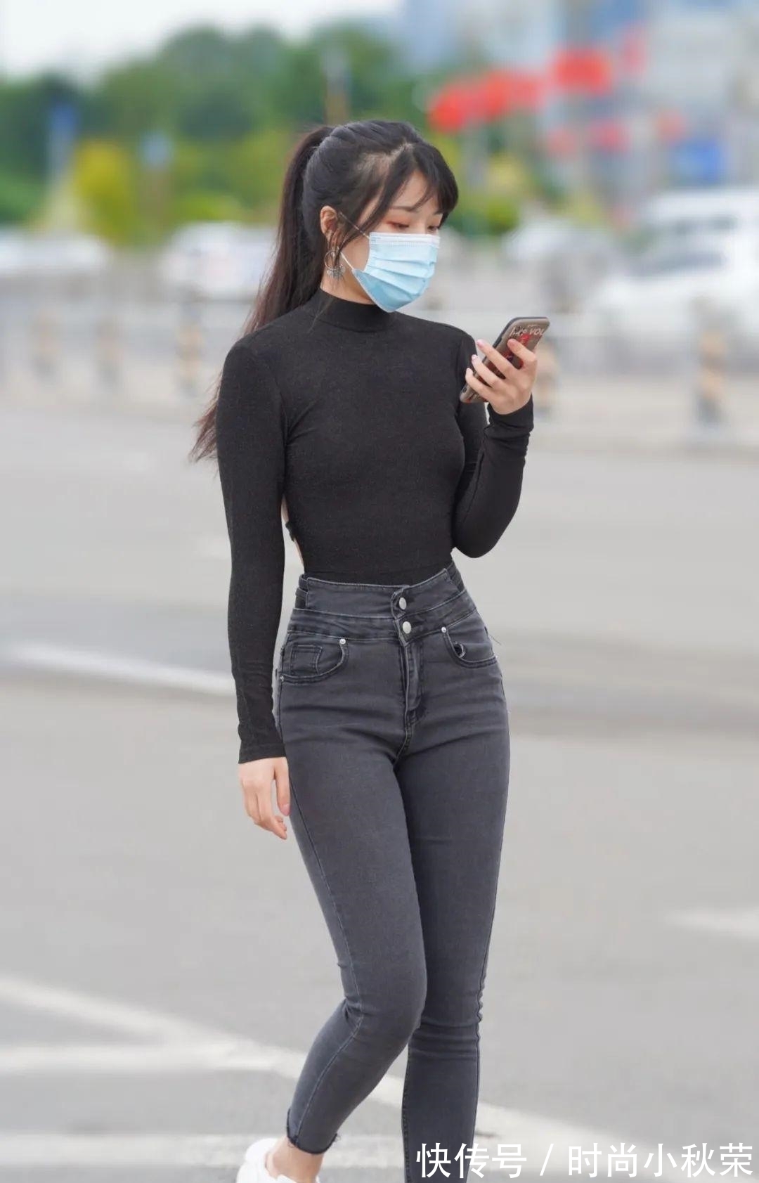 黑T 小姐姐有点酷,黑T加上黑紧裤,效果给力惹人驻