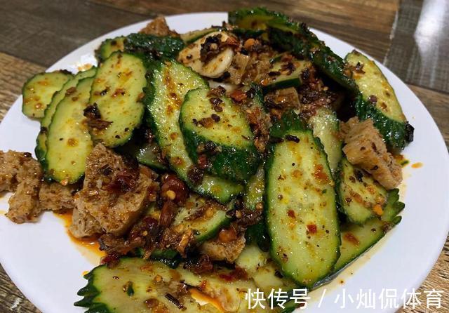 三人去小馆子吃饺子，点了3个凉菜，晒到朋友圈，大家说真豪横