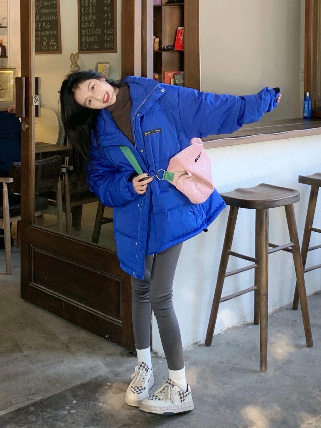 衬衫 一件简单的黑色大衣怎样穿出高级感?颜色搭配一定要选好,内搭绿色衬衫更时尚!