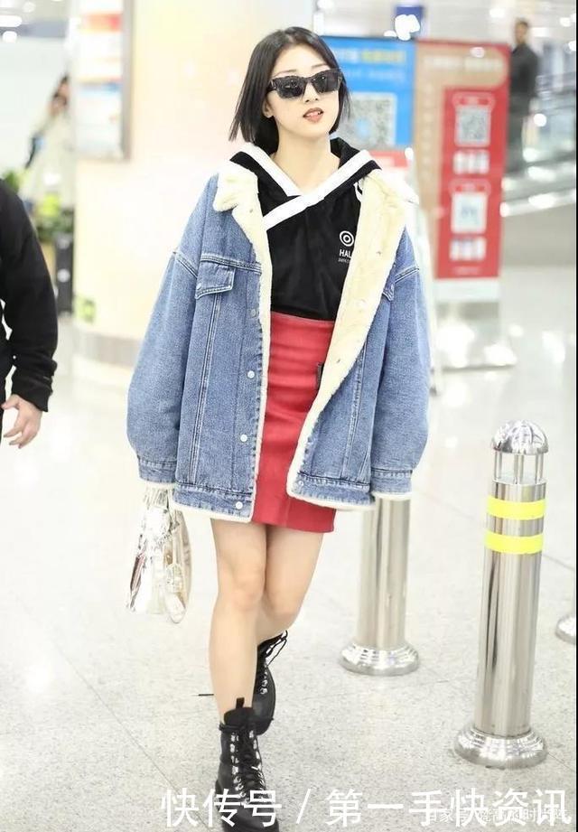 建议女人今年秋冬穿牛仔衣，配上“一抹红”，解锁全新时髦感