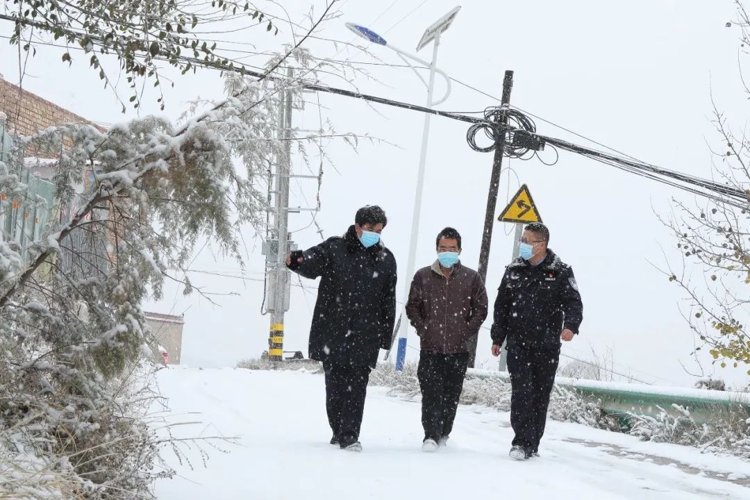 雪花白|【战疫情】当“雪花白”遇见“警察蓝”