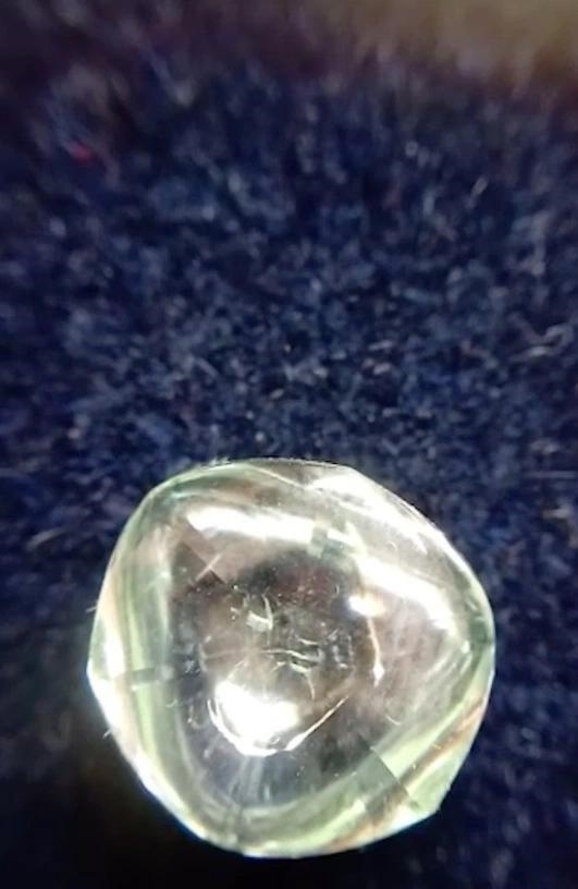 印度矿工挖到一颗钻石,价值46万,他要跟八个兄弟分享