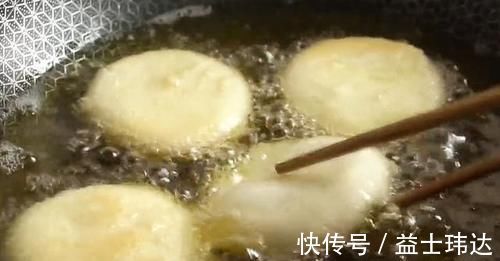 油炸糕|油炸糕不要直接下锅，教你一招，外酥里软不吸油，吃着不油腻