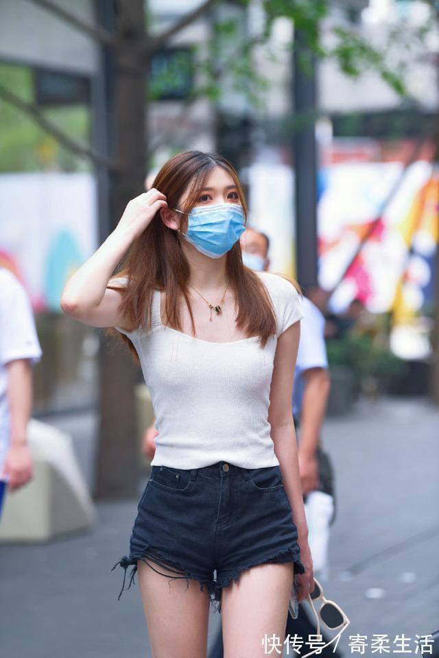 短裤 白色的针织T恤搭休闲个性的短裤,整个造型显得活力感十足
