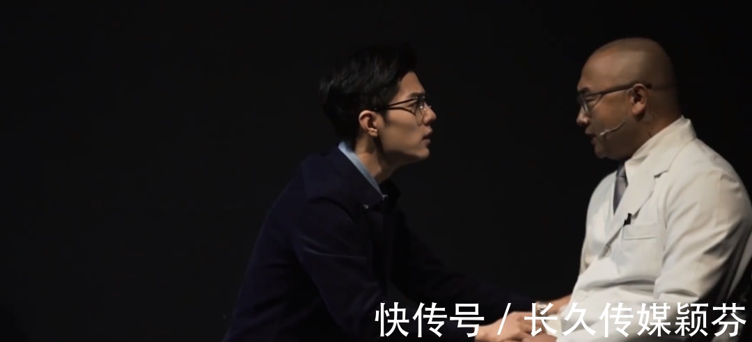 肖战|肖战话剧纪录片曝光，无实物表演吃东西被辣到，素颜出镜无包袱