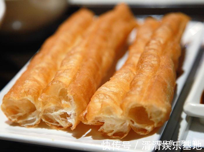 炸油条|炸油条时,用酵母、泡打粉都不对!教你正确做法,油条金黄又酥脆