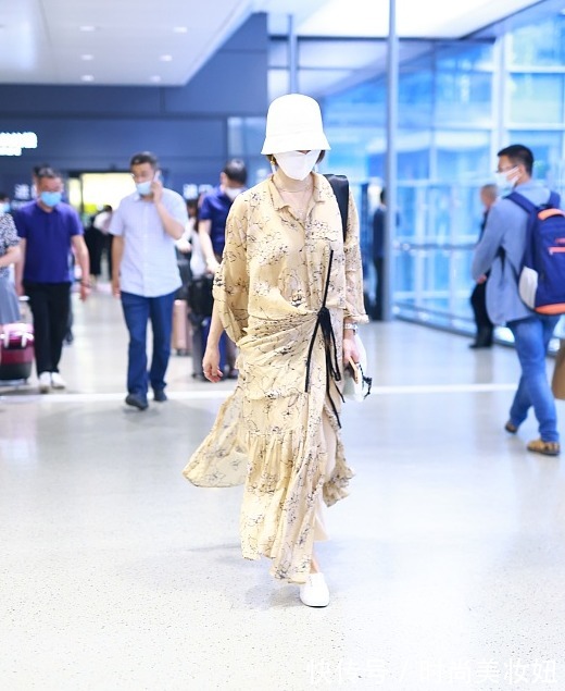 深v领 马伊琍浪费了好身材,“麻袋”连衣裙穿成纸片人,换别人撑不起