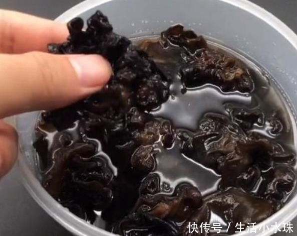 泡木耳，不要直接用清水泡，多加1样，3分钟就能泡发，既快还干净