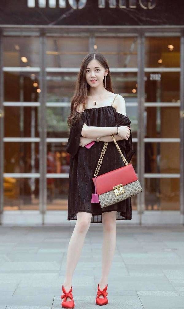 街拍：两位小姐姐身材苗条，穿搭时尚，走在街上很吸睛