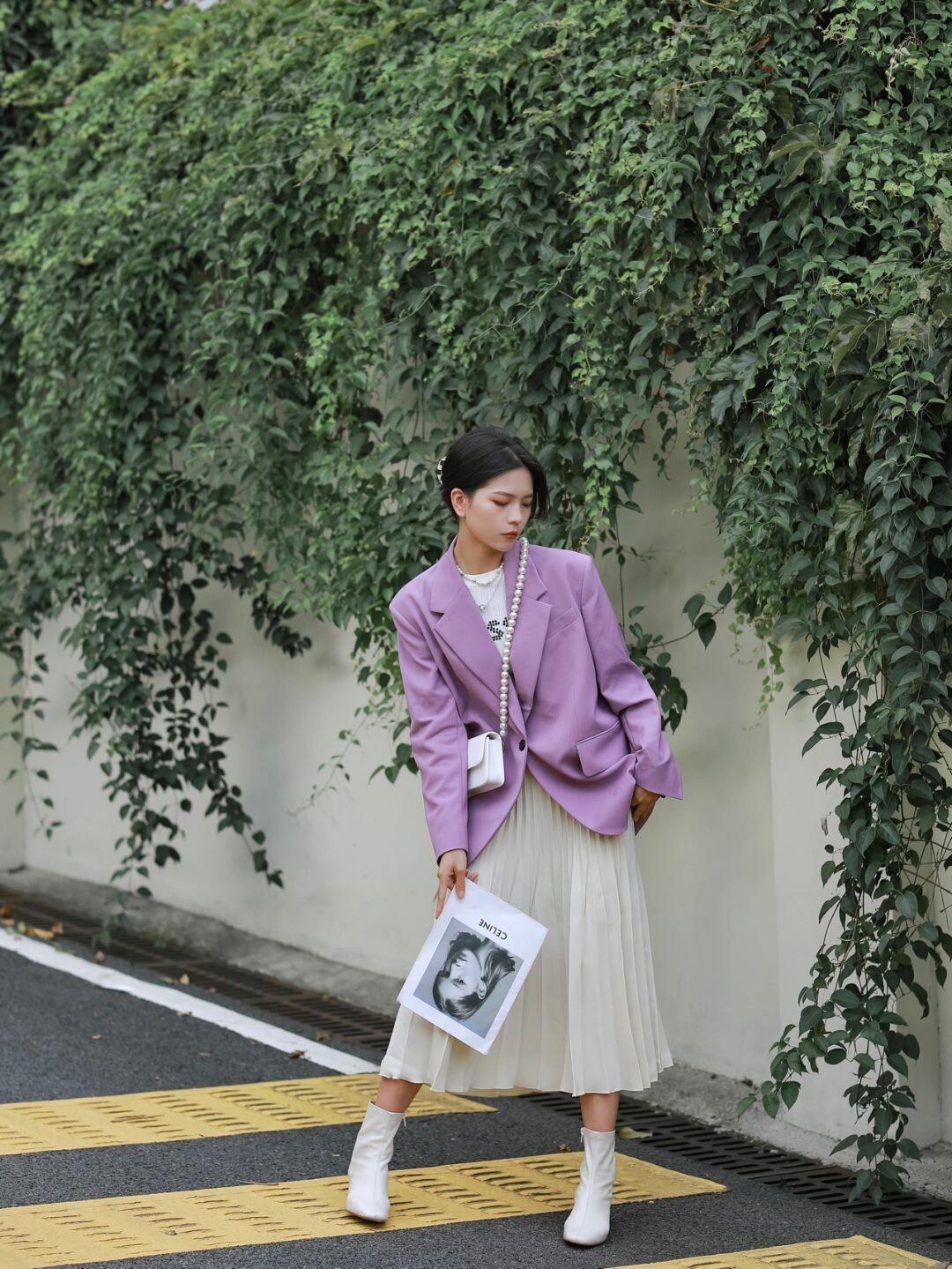 西装外套|秋冬怎么穿时尚又好看,紫色西装外套+米色百褶裙,清新又自然