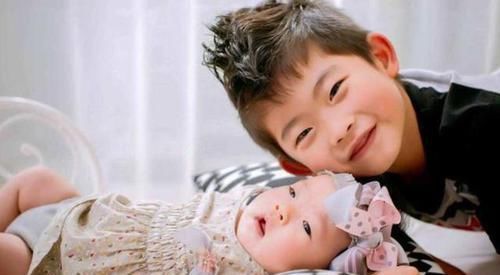 掀开|两姐妹搂在一起睡觉,妈妈掀开被子一看,被子下的场景太温馨