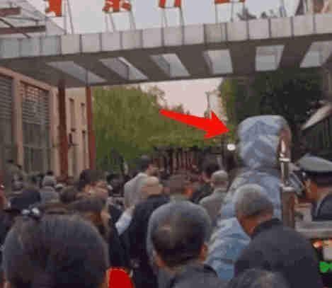 爸爸|幼儿园门口特殊的身影, 让所有人动容, 引来家长和孩子的围观