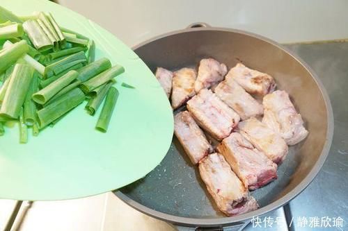 做排骨时,有人先焯水有人直接炖,老厨子全不对,教你正确做法