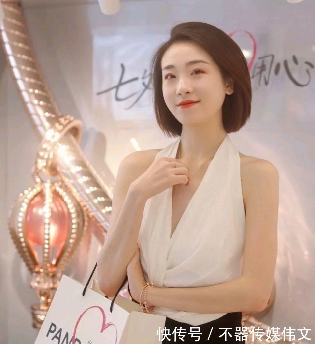 时尚博主 敢穿太重要了,大胆尝试不一样的穿搭风格,演绎美丽的视觉盛宴