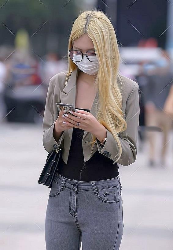 短洋装 短洋装配灰色牛仔裤,前卫而摩登,魅力十足