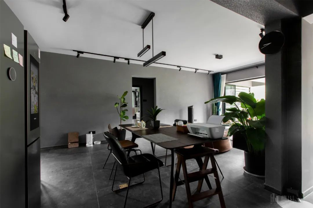 绿植|99㎡现代工业风,85后女神的家,满屋高级灰,绿植清新点缀