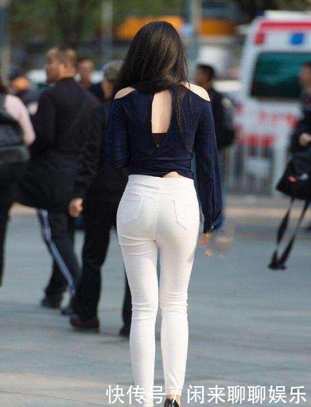 衬衫裤|深蓝色挂脖长袖上衣搭配白色牛仔裤,设计感十足,突出女神气质