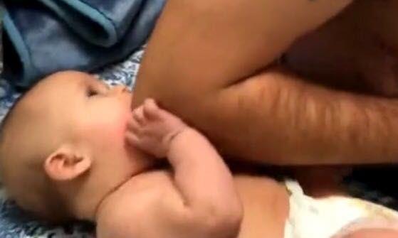 爸爸|宝宝睡醒发现爸爸被胳膊挡着,随后宝宝的动作,实在太可爱了