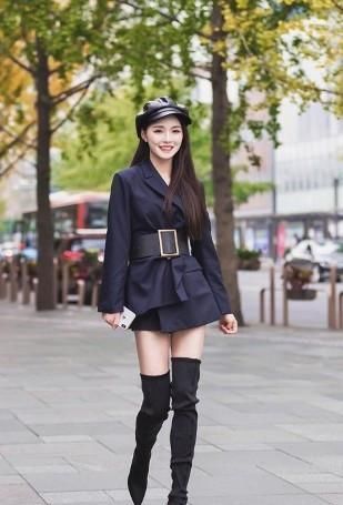 路人街拍,小姐姐蓝色西装外套搭配黑色短裤,充满干练的女人味