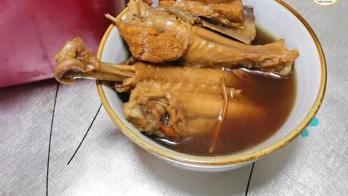 炖鸡汤时，焯水前多加一步，鸡肉更嫩无腥味，鸡汤味更鲜