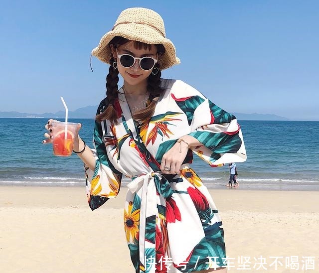 搭配师 海边穿搭不一定选浅色，搭配师亮色更出众，试试这3种时髦单品