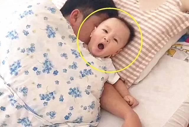 妈妈|老爸哄儿子睡觉，妈妈还以为打雷了，看到宝宝后，网友真是亲爹