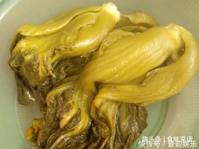 每年秋天，奶奶都这样腌上一缸酸菜，不发霉不怕烂，放一年都不坏