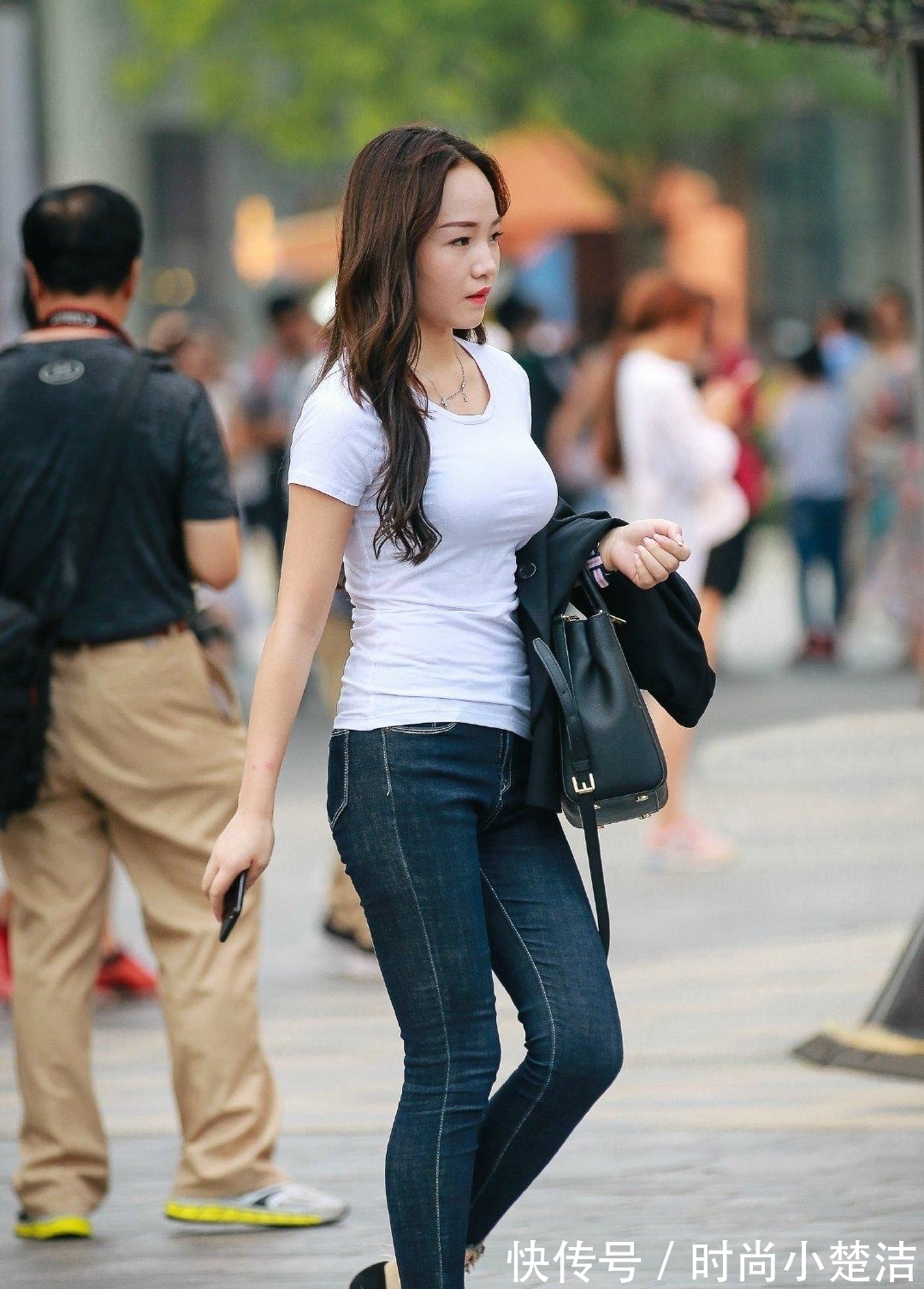 t恤衫 少数人才穿的“妇女装”，从头到脚都简单，一点不像30岁