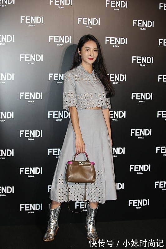 裙装|吴速玲“带娃”走红毯,身着一袭黑裙妩媚大气,曹格真是赚到了